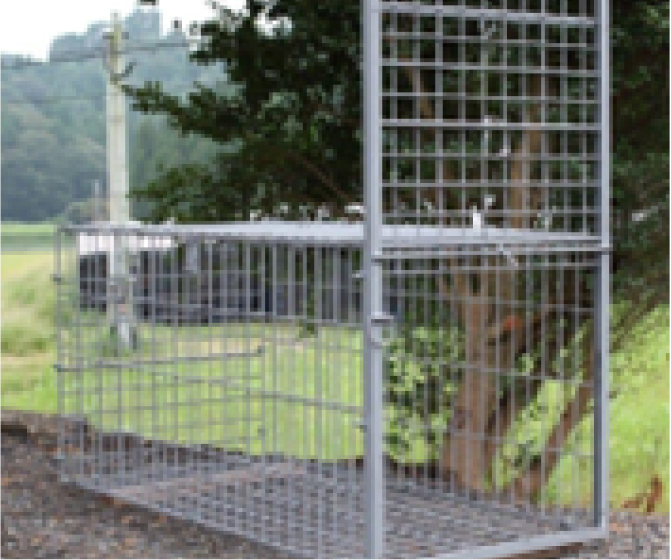 イノシシなどを捕獲する箱罠写真