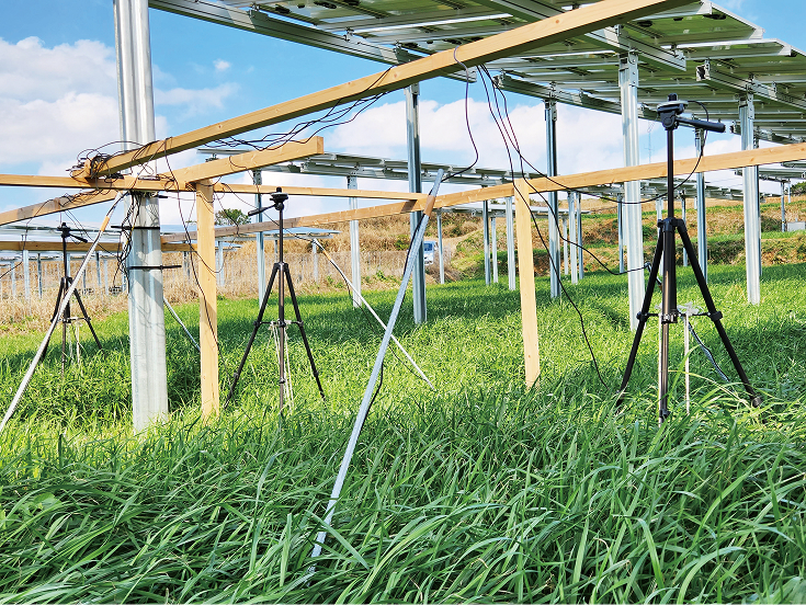 牧草の生育環境のモニタリングの様子